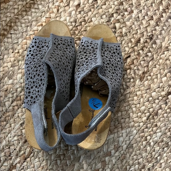 Mila Paoli Gray Wedge Shoes with Intricate Cutout Design - Picture 2 of 5